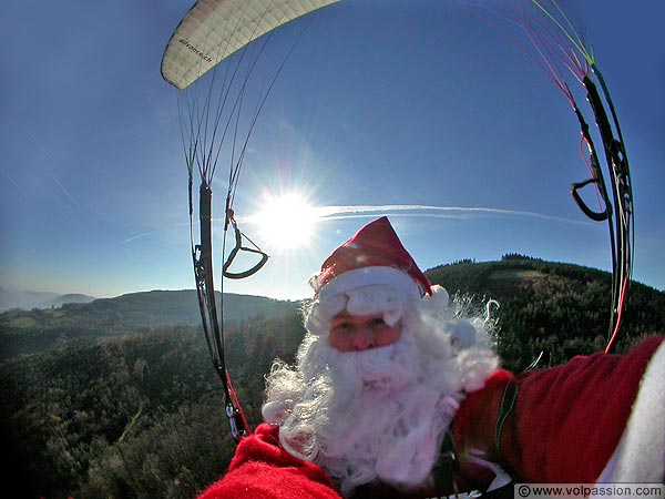 photo pere noel parapente en bourgogne