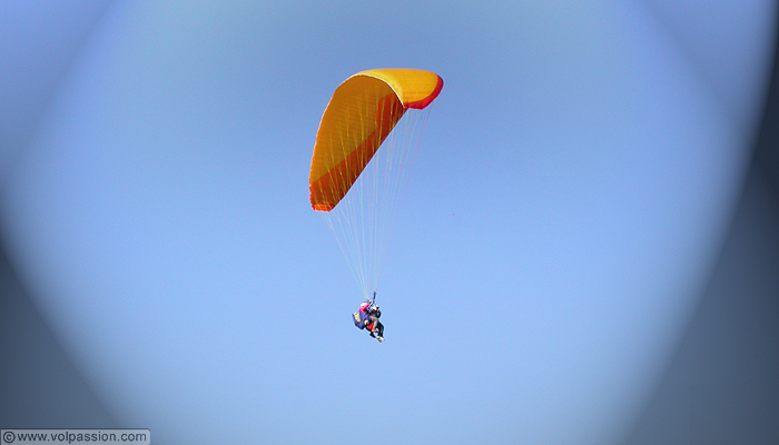 parapente biplace dans le ciel de Broye