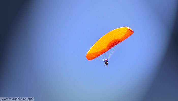 parapente biplace dans le ciel de Broye