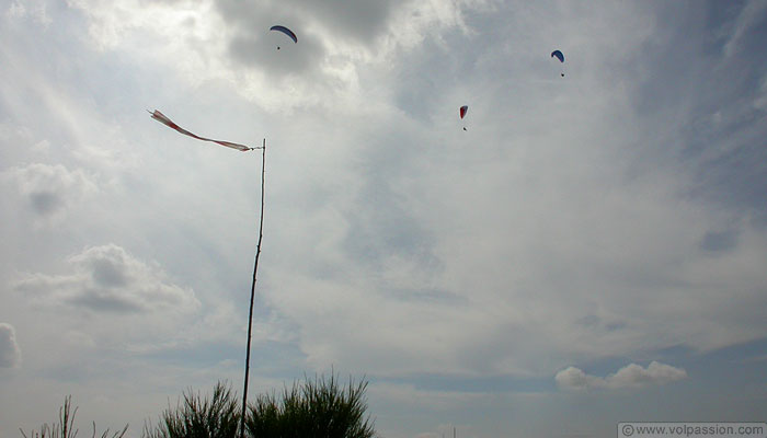 parapentes dans le ciel de Bourgogne