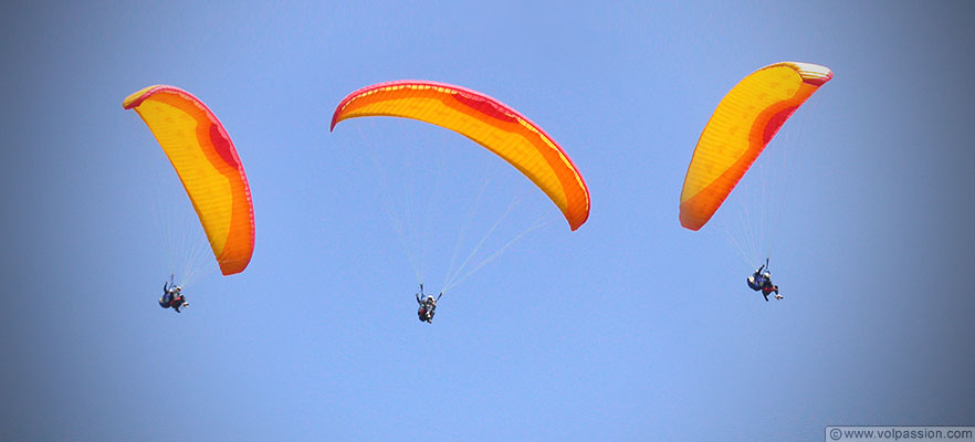 parapente biplace dans le ciel de Broye