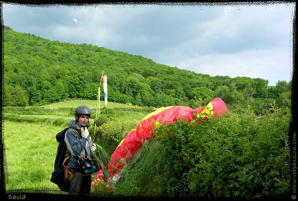 Le parapente retombe sur la haie